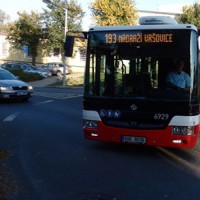 Školní autobus 203 ze sídliště Flora