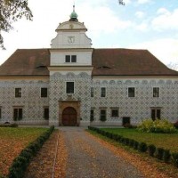 Senioři pojedou do zámků Častolovice a Doudleby