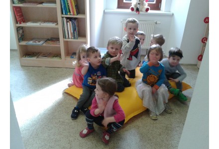 Milí noví čtenáři nám dorůstají v Rodinném centru U Motýlků. Milí noví čtenáři nám dorůstají v Rodinném centru U Motýlků.