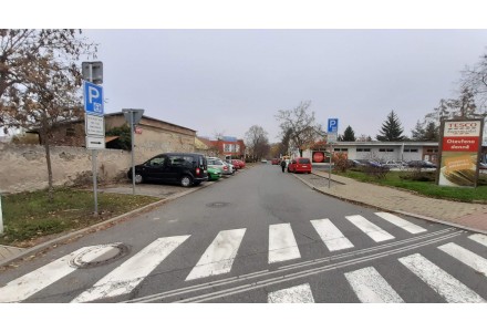 Parkovací pás 3h v ulici Velenická u prodejny TESCO