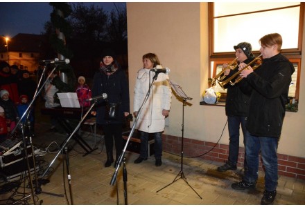 ADVENT PŘED RADNICÍ - pořádá RC U Motýlků