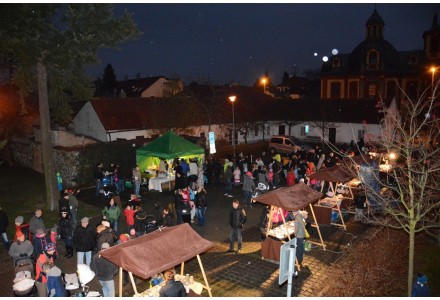 ADVENT PŘED RADNICÍ - pořádá RC U Motýlků