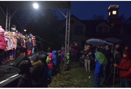 Slavnostní rozsvícení vánočního stromu před radnicí v neděli 2.12.2018 od 15:30 hodin.
