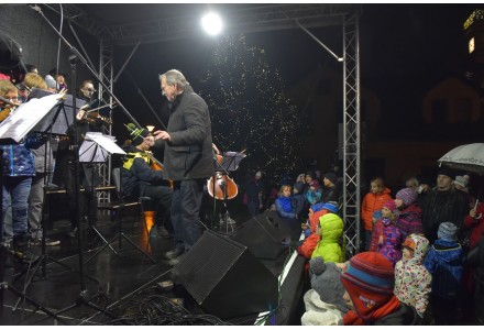 Slavnostní rozsvícení vánočního stromu před radnicí v neděli 2.12.2018 od 15:30 hodin.