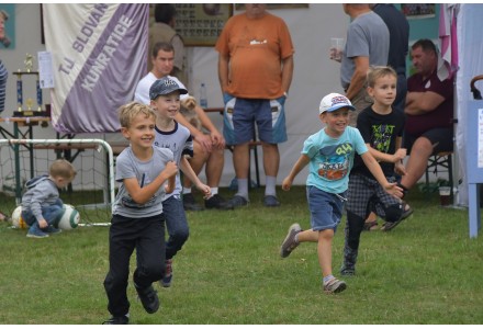 BABÍ LÉTO V POHYBU KUNRATICE V BĚHU ČASU