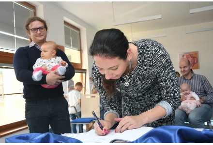 VÍTÁNÍ MIMINEK NA KUNRATICKÉ RADNICI