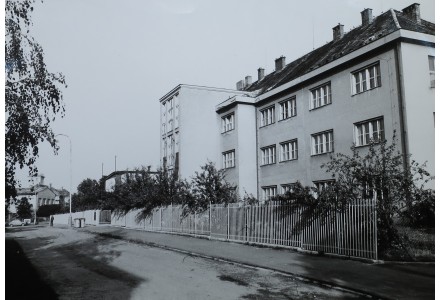 budova školy v 90. letech nova a stara