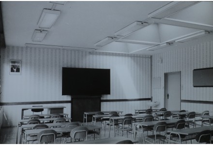 školní třída v jednopodlažním pavilonu z 80. let