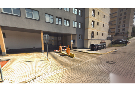 Vjezd do parkovacího domu IKEM