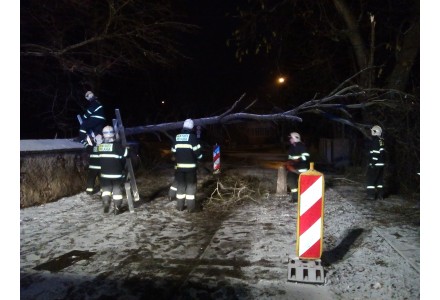 Zásah hasičského sboru v Zámeckém parku po ledovce 2.12.2014 v 05:40 hod.