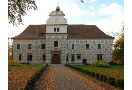 Senioři pojedou do zámků Častolovice a Doudleby
